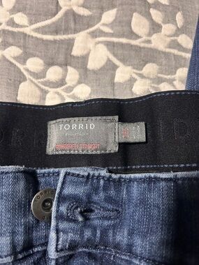 Torrid Dark Blue Bombshell Straight Jeans 26s